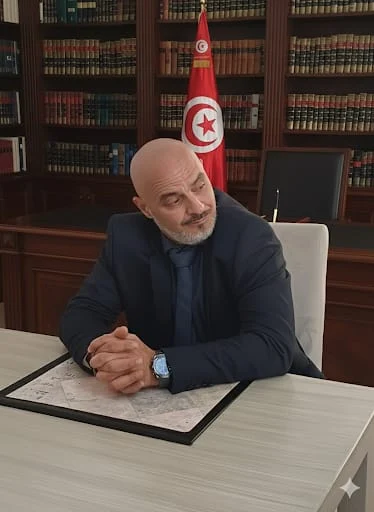 Maître Hatem JELASSI dans son cabinet